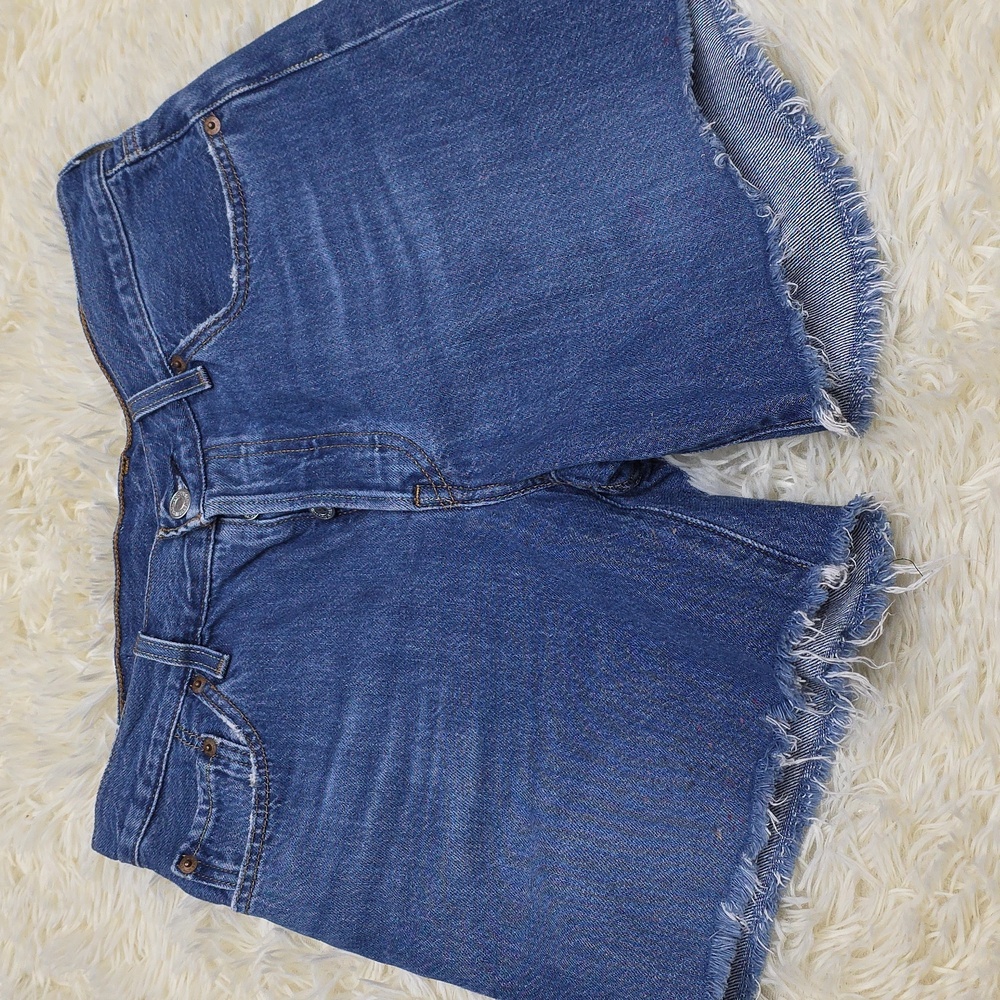 Levi's Women's Classic Blue Jean Shorts - Picture 3 of 5